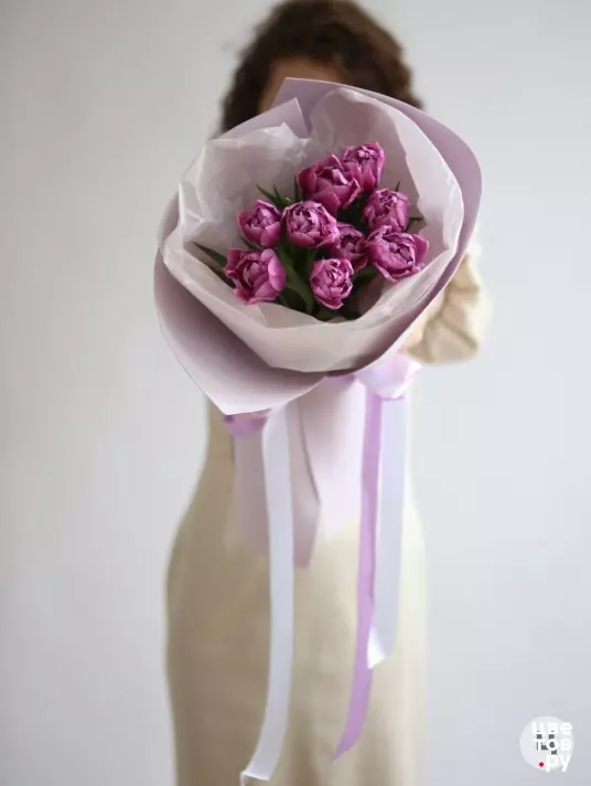 Пионовидные фиолетовые тюльпаны