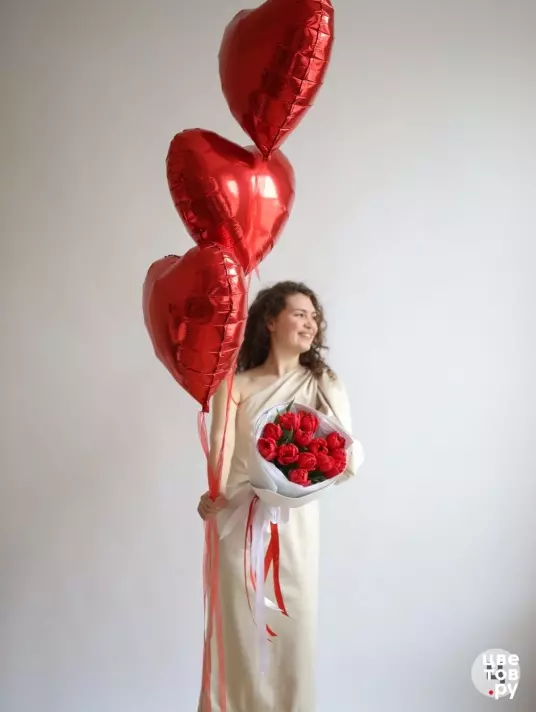 Букет с пионовидны тюльпанами и шариками сердце