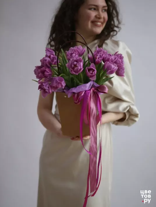 пионовидные фиолетовые тюльпаны в сумке