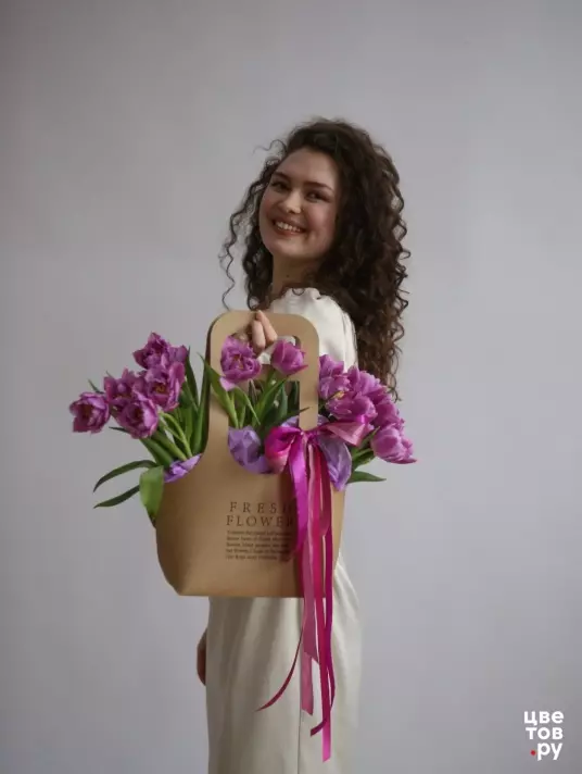 стильная сумочка с пионовидными фиолетовыми тюльпанами