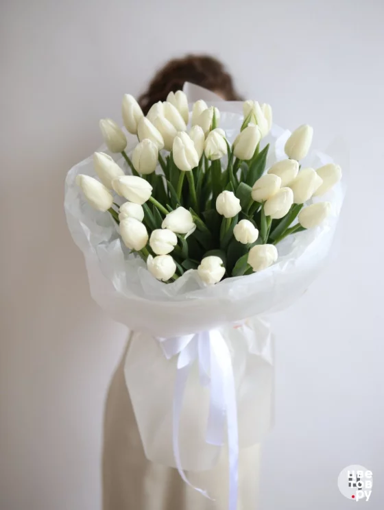 букет с белыми тюльпанами