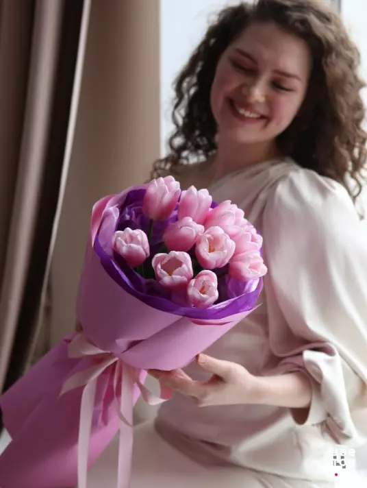 букет с розовыми тюльпанами